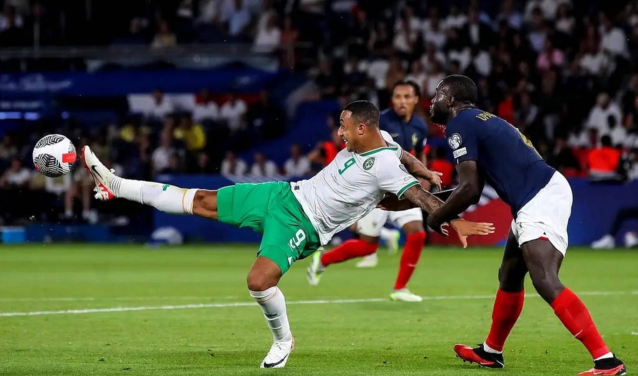 欧洲杯预选赛精彩纷呈，球场上激烈角逐