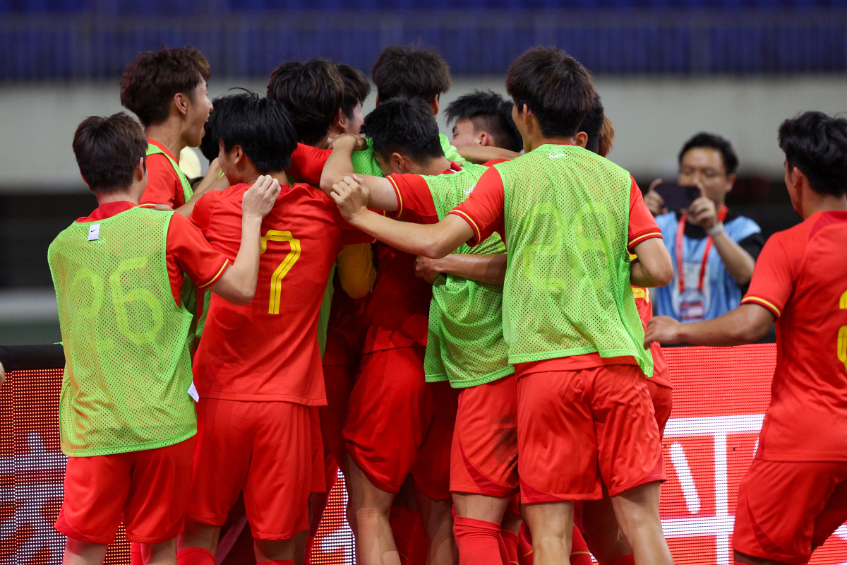 泰国队完胜中国队，黄鸭组合统治全场